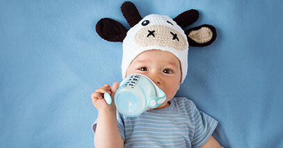 ¿Cuándo puede un niño empezar a tomar leche de vaca?
